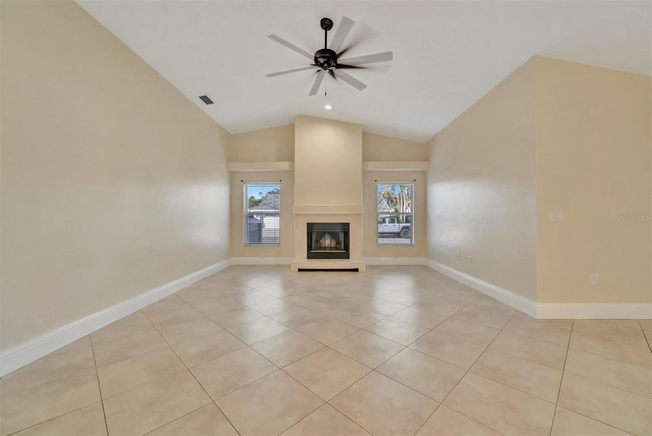 4851 Wood Pointe Way - Photo 7 of 31