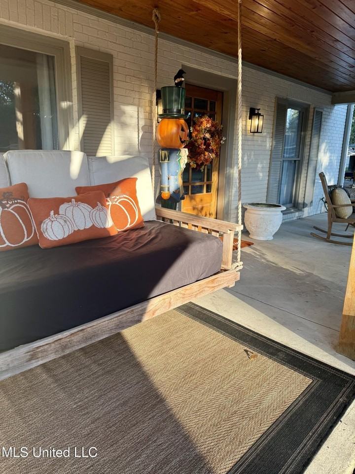 1016 Mcdale Ln - Photo 4 of 34