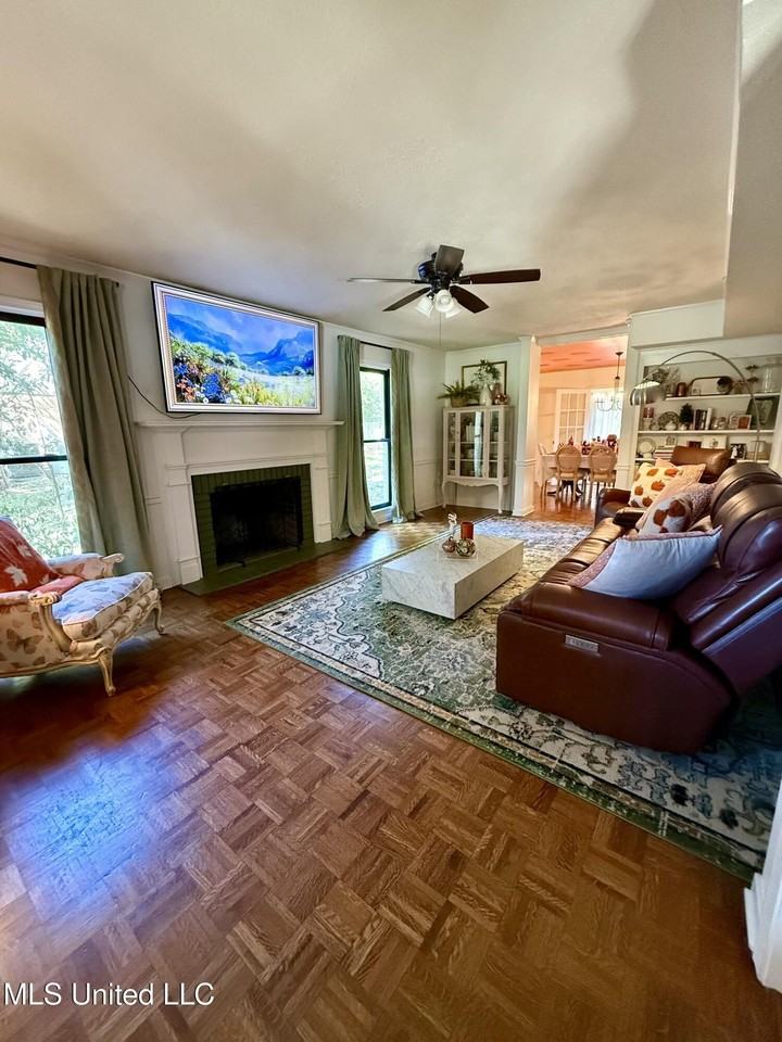 1016 Mcdale Ln - Photo 7 of 34