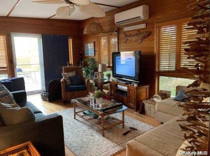 63 Thompson Ave - Photo 4 of 16