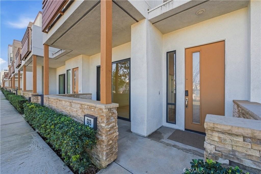 669 W 17th St - Photo 2 of 22