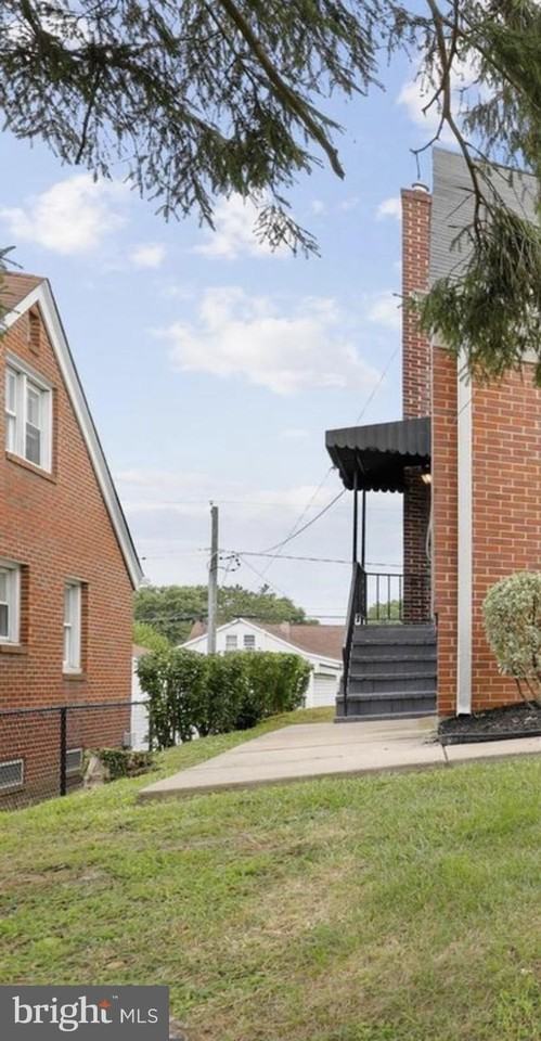 208 6th Ave - Photo 6 of 8