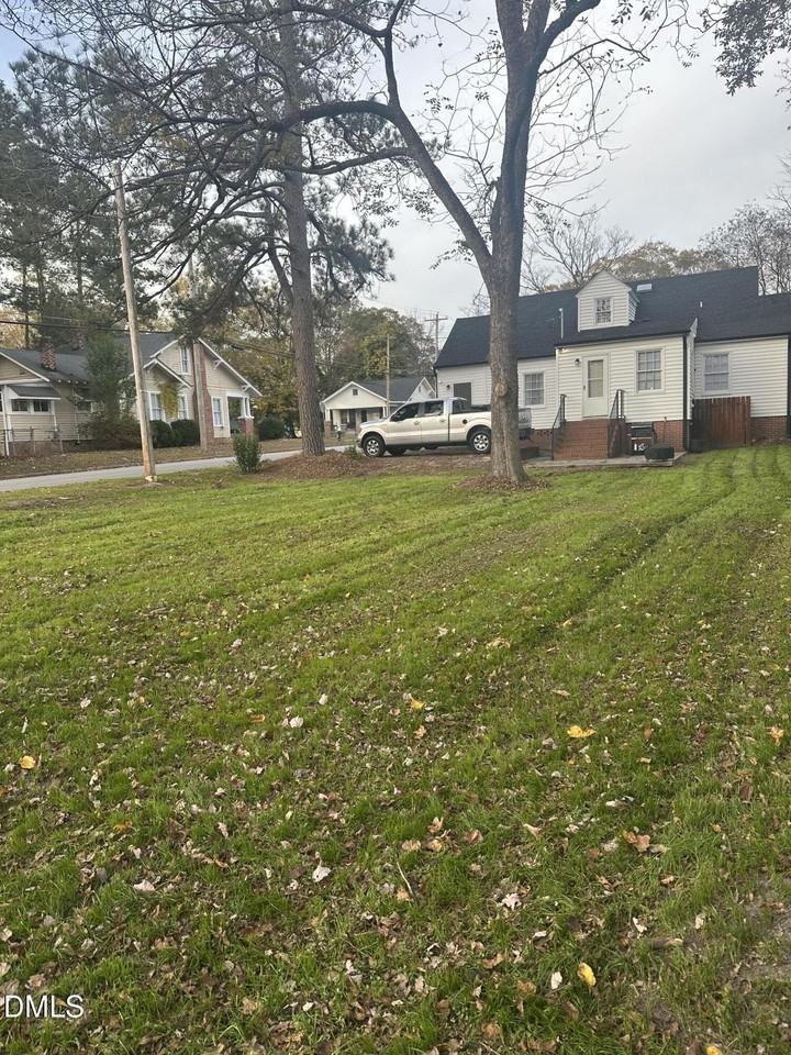 811 Briggs St S - Photo 2 of 13