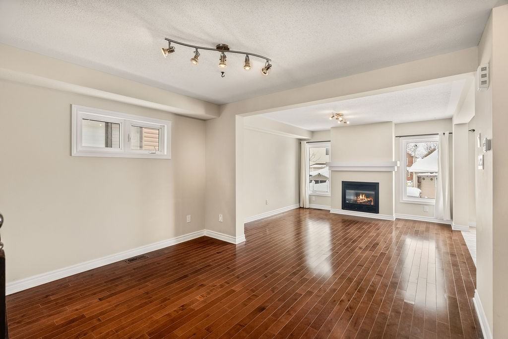 3513 Woodroffe Avenue - Photo 6 of 41