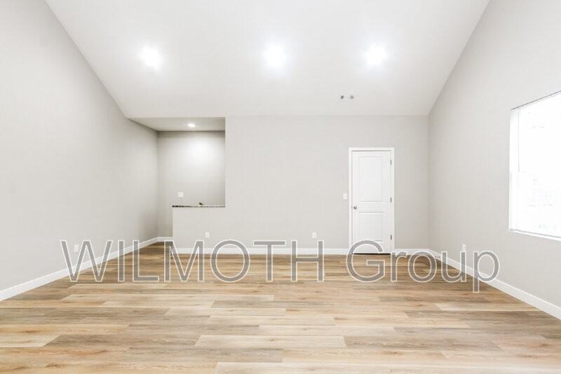 929 N Beville Ave - Photo 3 of 16