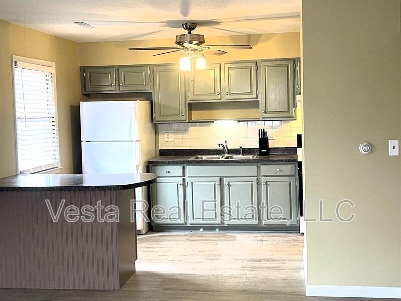 506 E Locust St - Photo 2 of 12