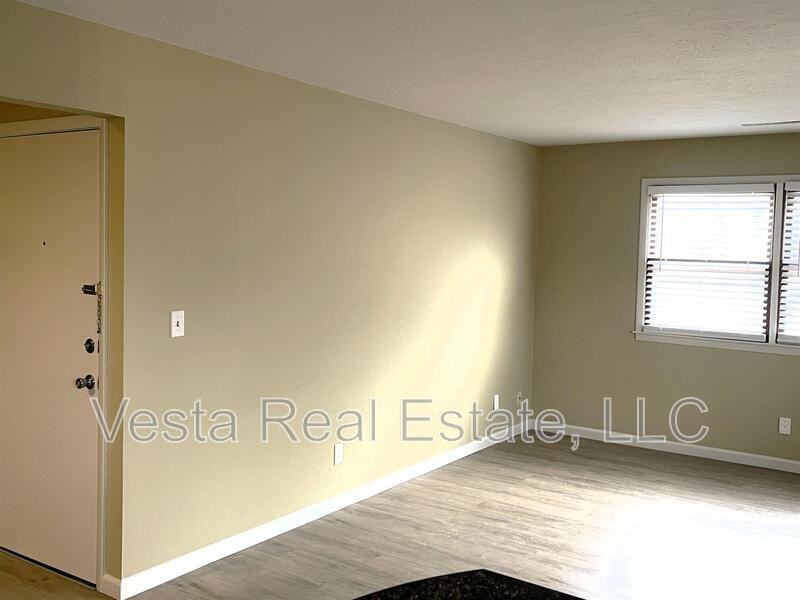 506 E Locust St - Photo 5 of 12