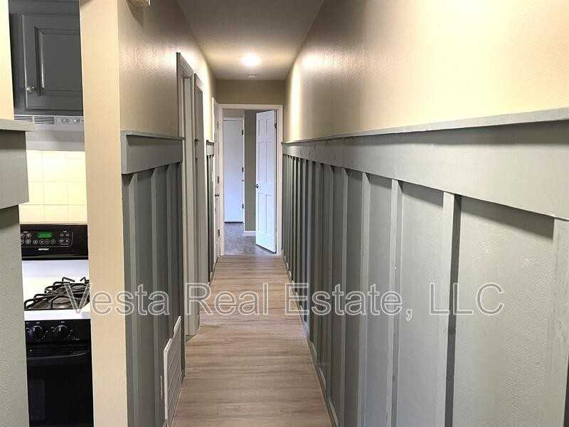 506 E Locust St - Photo 6 of 12