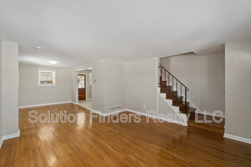 305 Capitol Ct - Photo 3 of 21