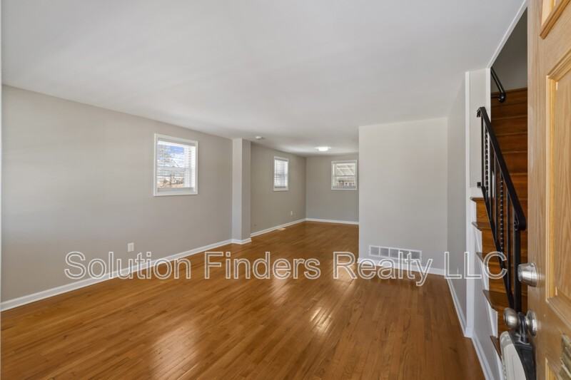 305 Capitol Ct - Photo 4 of 21