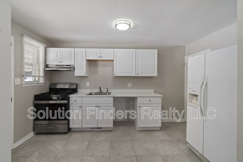 305 Capitol Ct - Photo 6 of 21