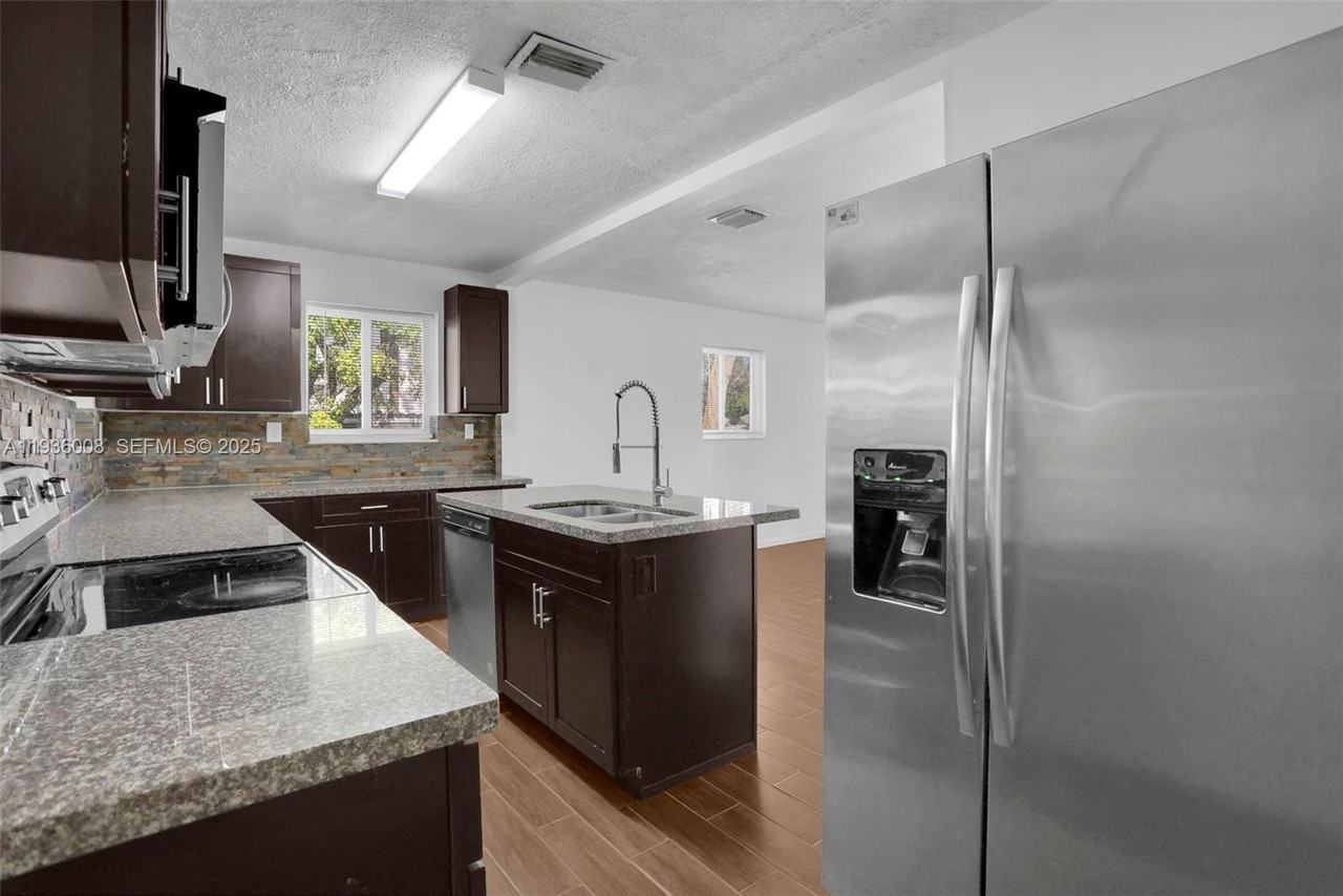 510 North 69th Avenue - Photo 4 of 17