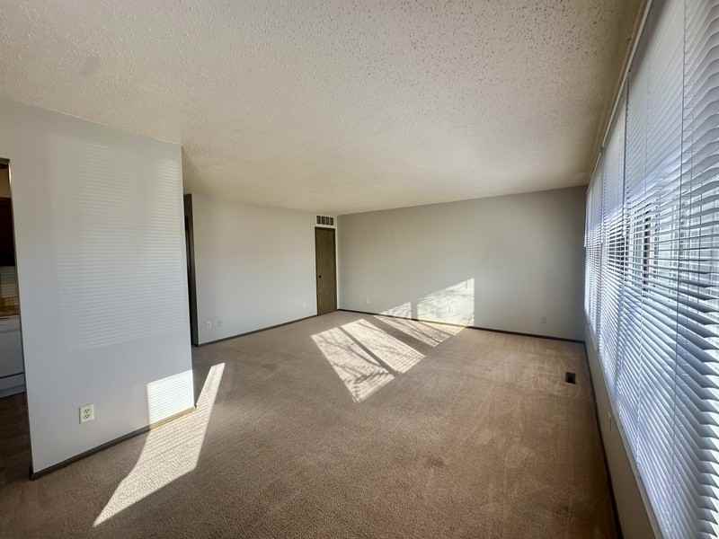 4470 Vasey Ave - Photo 3 of 14