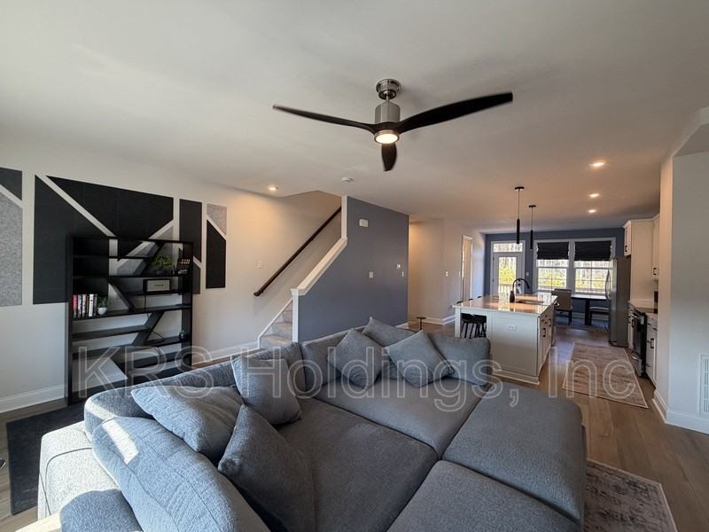 2027 Melbourne St - Photo 3 of 18