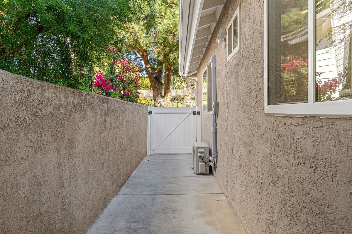 1622 Swallowtail Rd - Photo 3 of 16