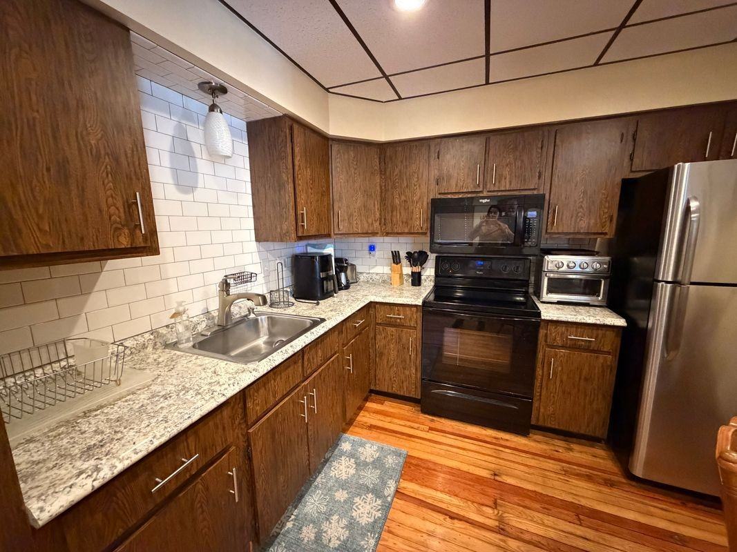 711 Main St - Photo 3 of 12