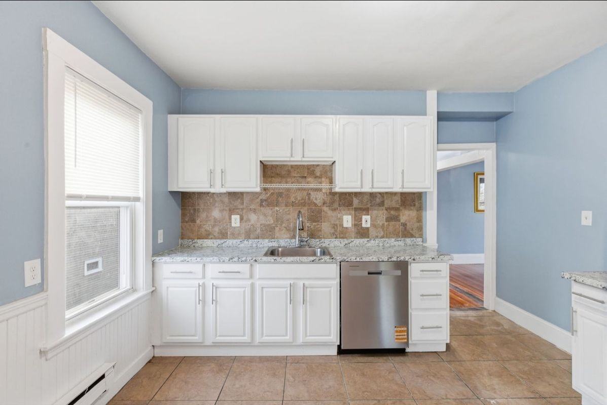 20 Leslie St - Photo 2 of 17