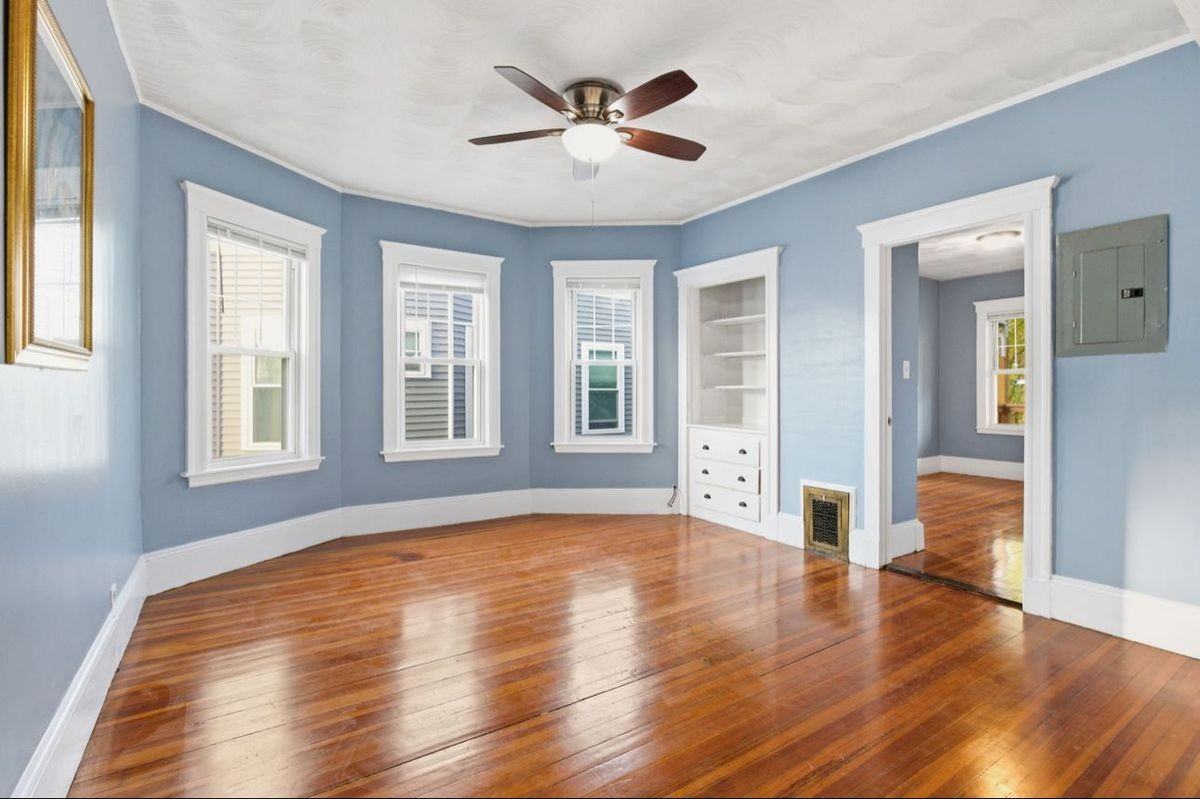 20 Leslie St - Photo 4 of 17