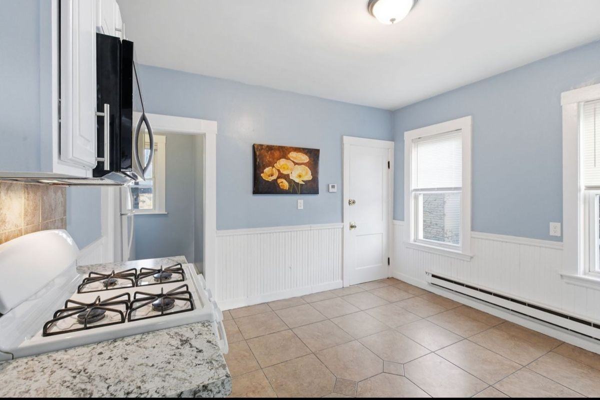 20 Leslie St - Photo 5 of 17