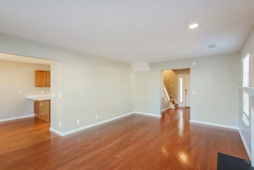 901 Bexhill Ct S - Photo 4 of 17