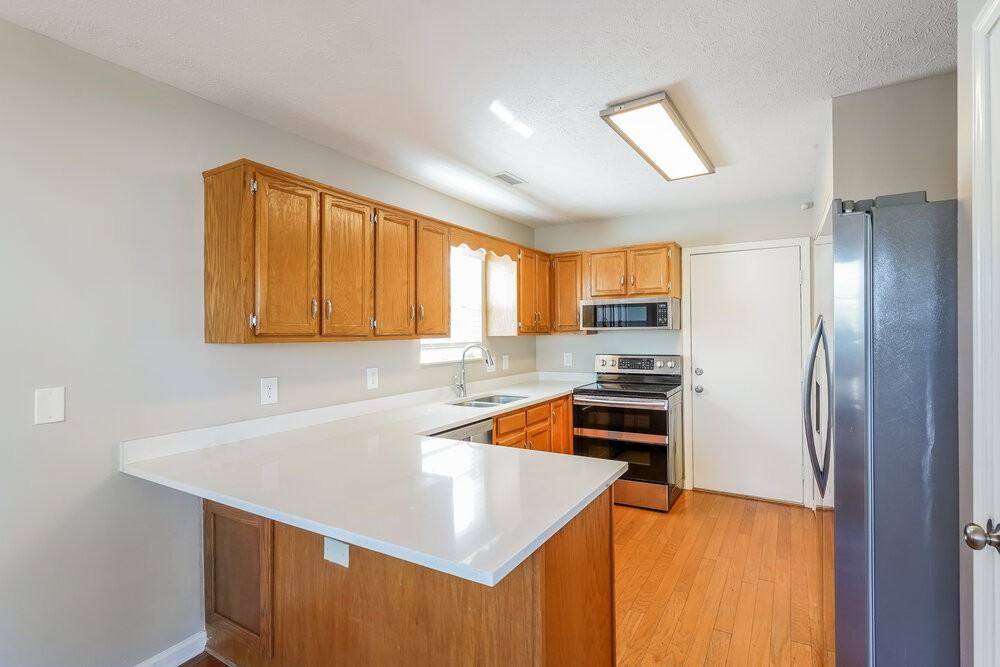 901 Bexhill Ct S - Photo 7 of 17