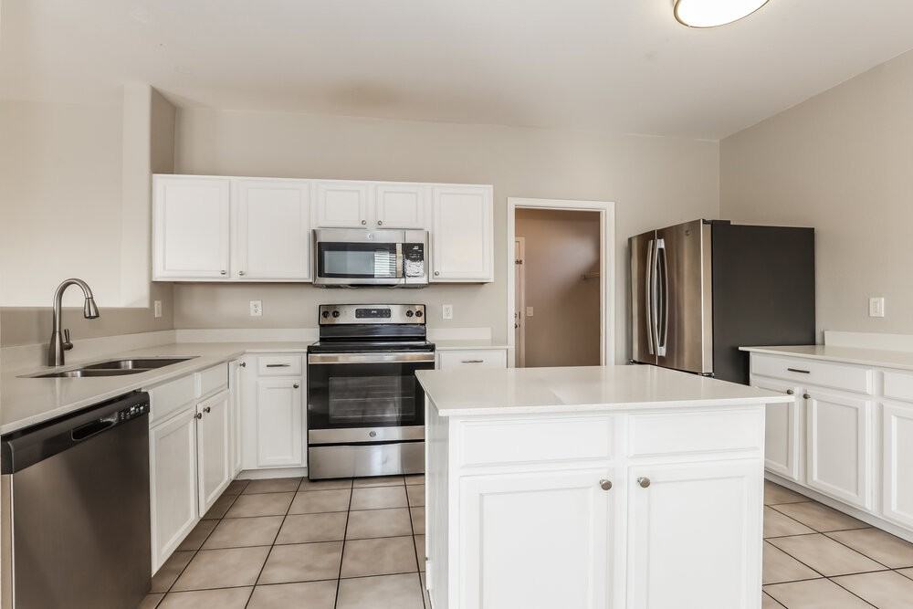 6409 W Pioneer St - Photo 6 of 17