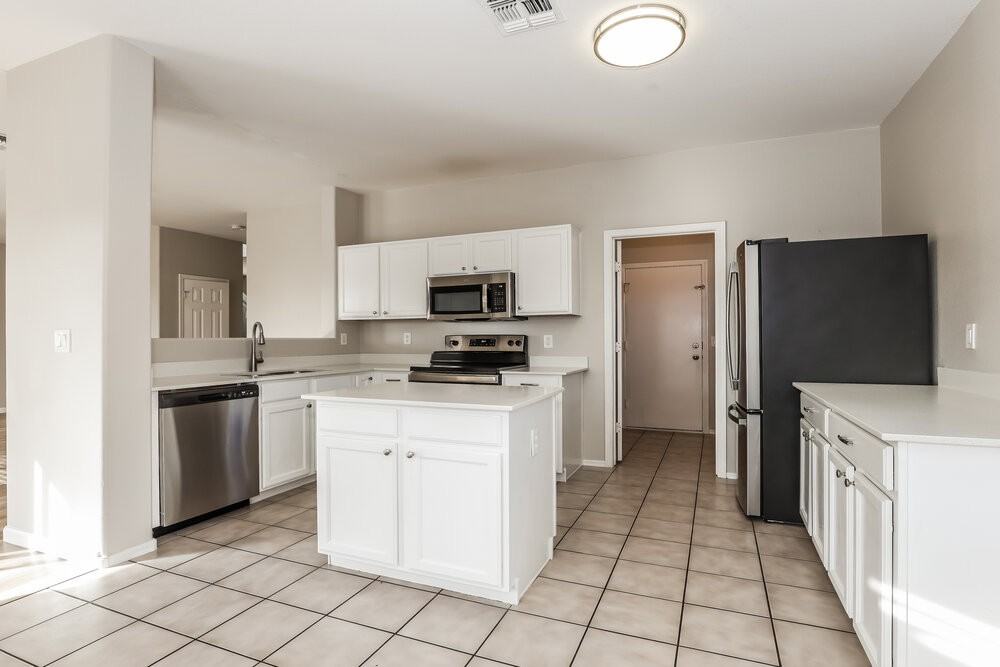 6409 W Pioneer St - Photo 7 of 17