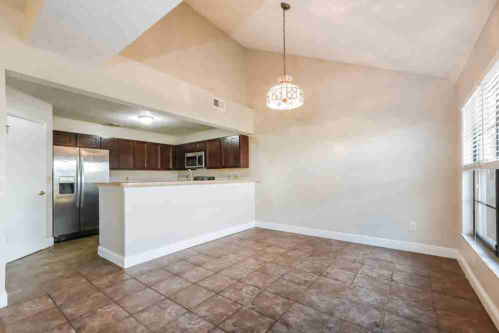 402 E Springtree Way - Photo 7 of 17