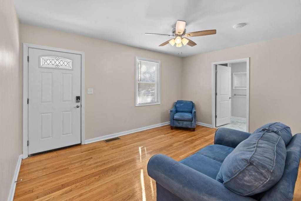 1009 Lindsay St - Photo 3 of 29