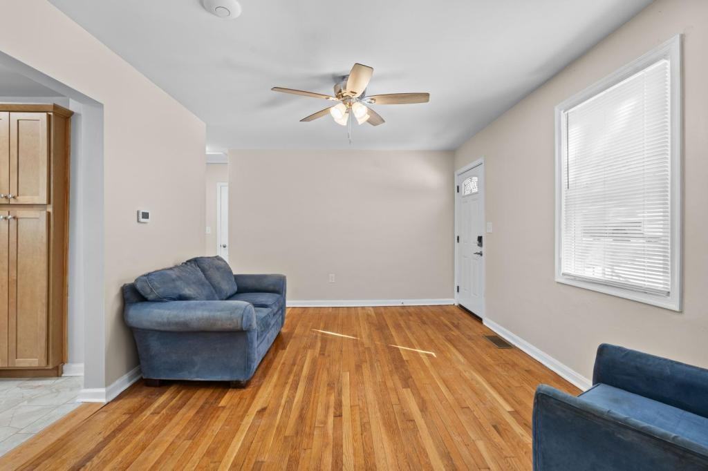 1009 Lindsay St - Photo 6 of 29