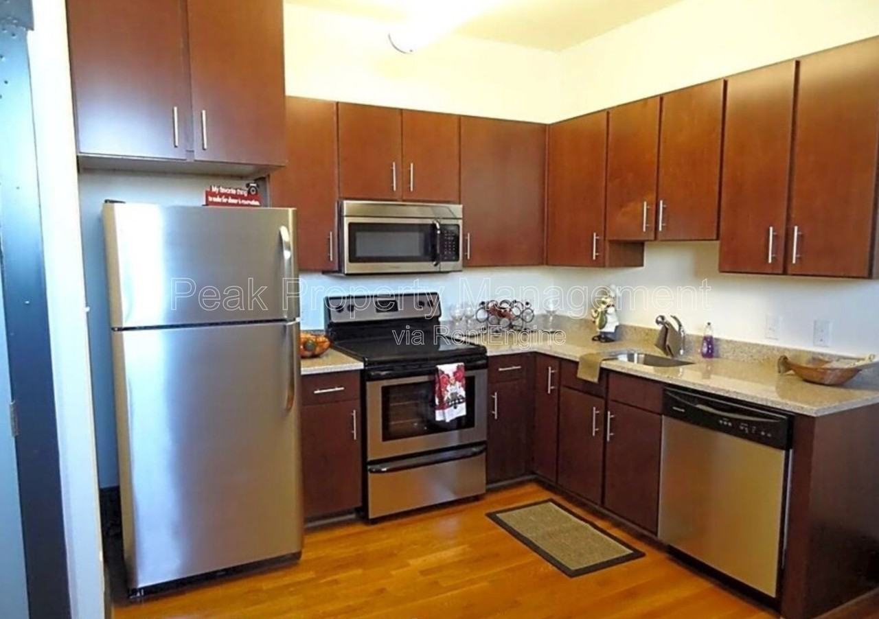 230 N Sycamore St #11 - Photo 3 of 4