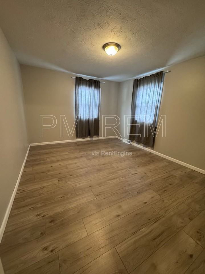 782 Akron Blvd - Photo 4 of 18