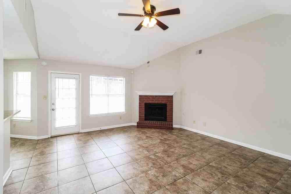 1015 Jessica Lauren Dr - Photo 4 of 16