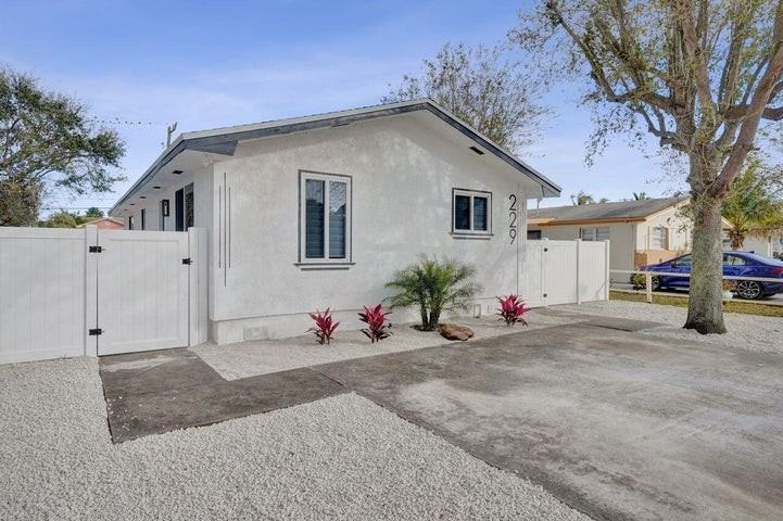 229 Southwest 1st Avenue - Photo 2 of 10