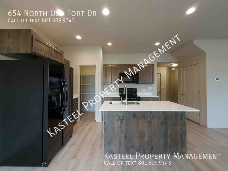 654 N Old Fort Dr - Photo 3 of 36