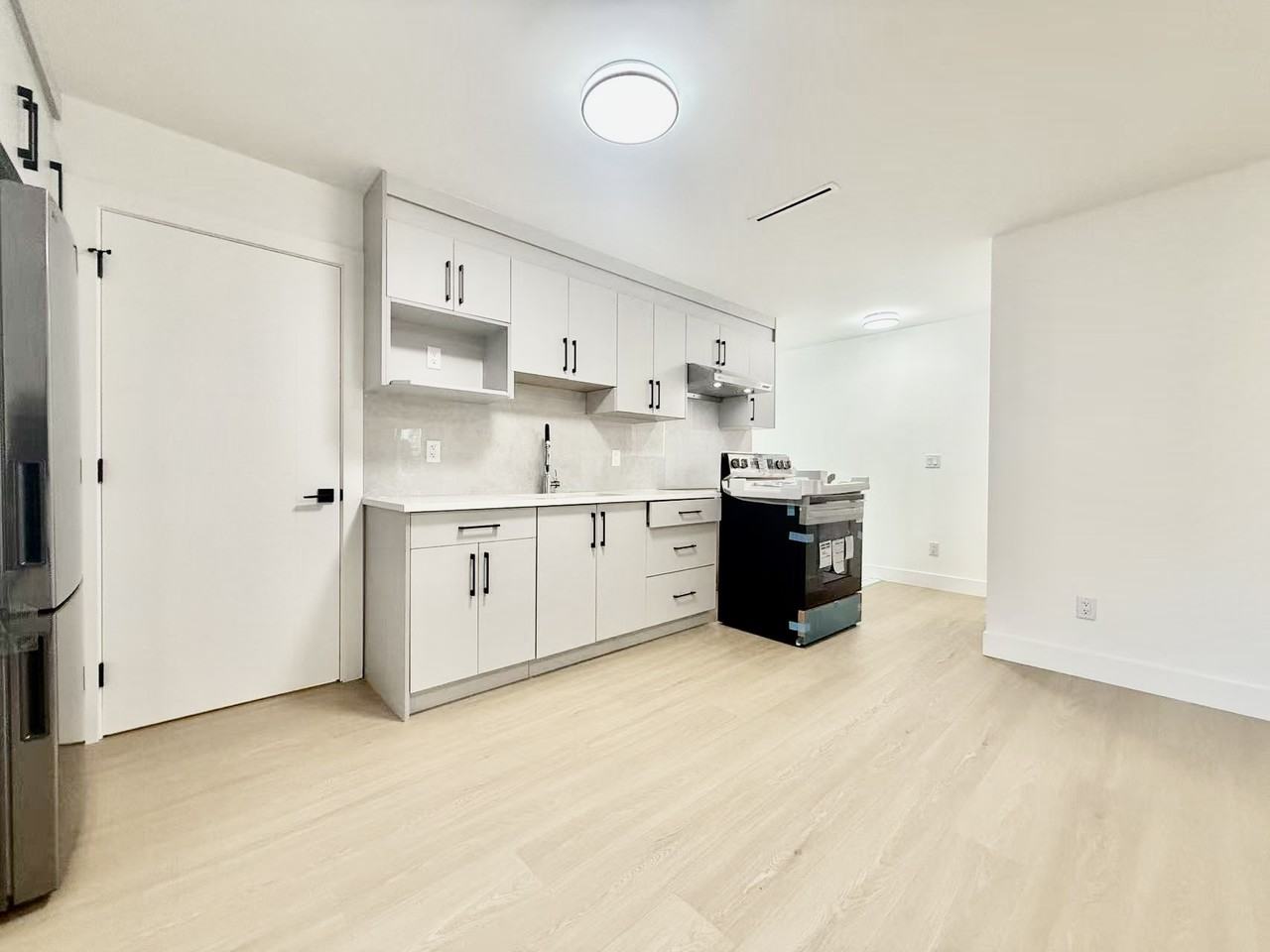 7479 149a St - Photo 3 of 8