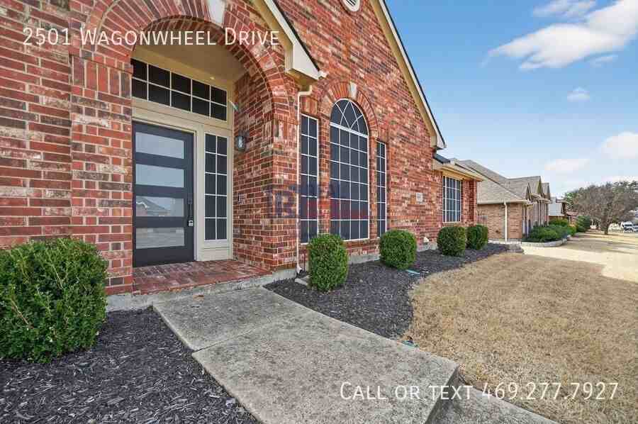 2501 Wagonwheel Dr - Photo 2 of 34