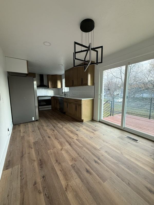 1546 E St #A - Photo 3 of 18