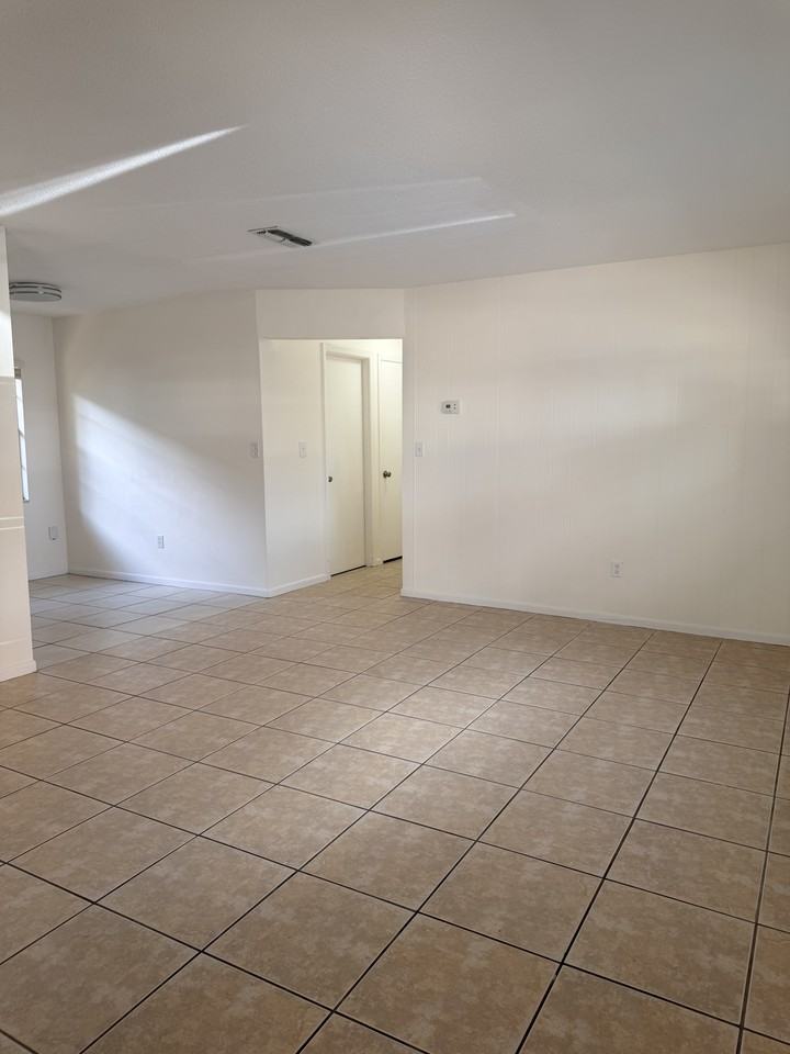 912 La Salle Ave #NA - Photo 2 of 20