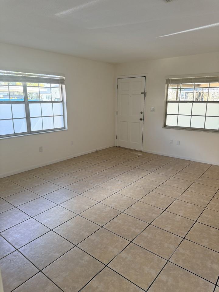 912 La Salle Ave #NA - Photo 3 of 20