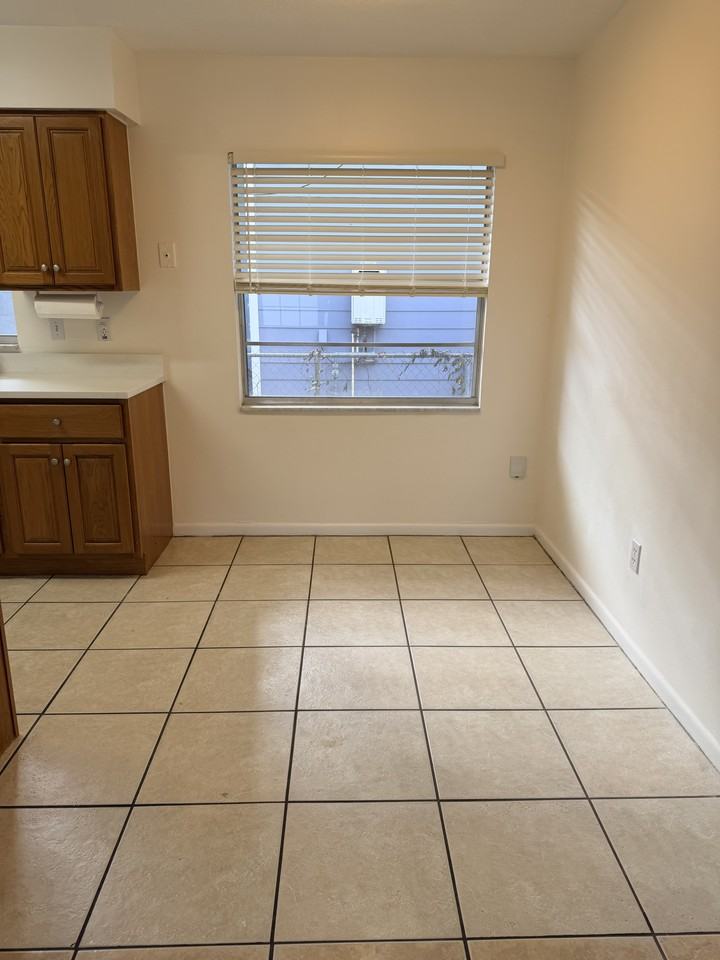 912 La Salle Ave #NA - Photo 4 of 20