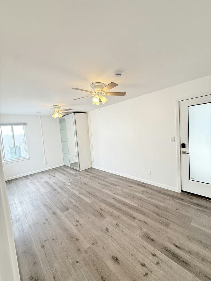 732 Ventura Place, Unit 7 - Photo 2 of 9