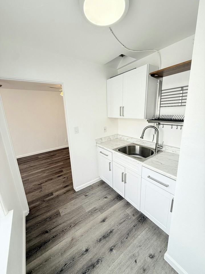 732 Ventura Place, Unit 7 - Photo 7 of 9