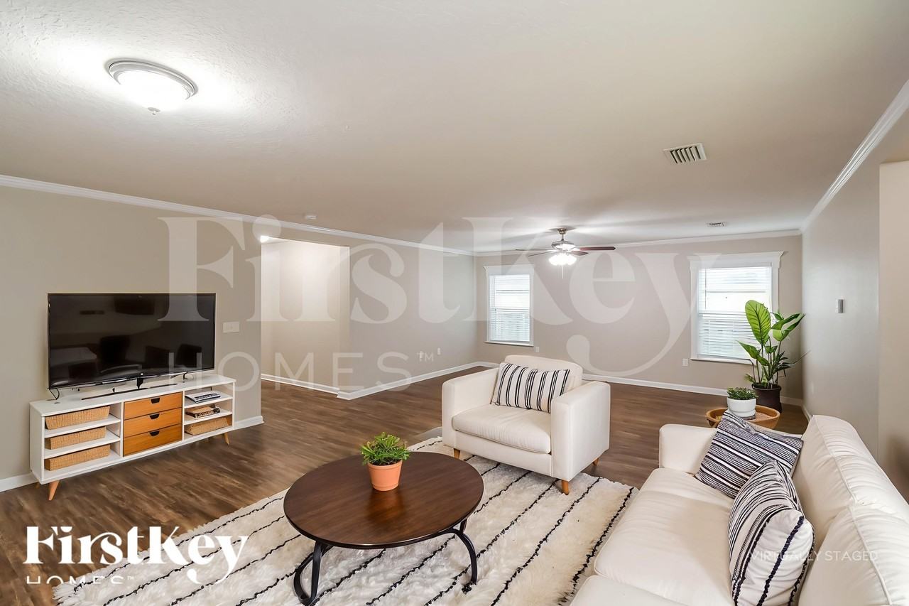 12178 Alexandra Dr - Photo 4 of 18