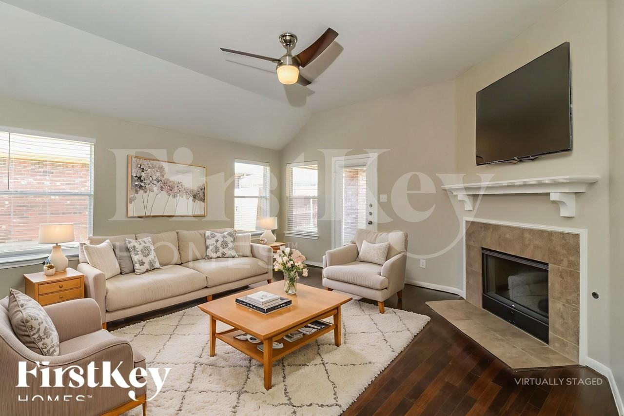 2341 Aurora Dr - Photo 4 of 18