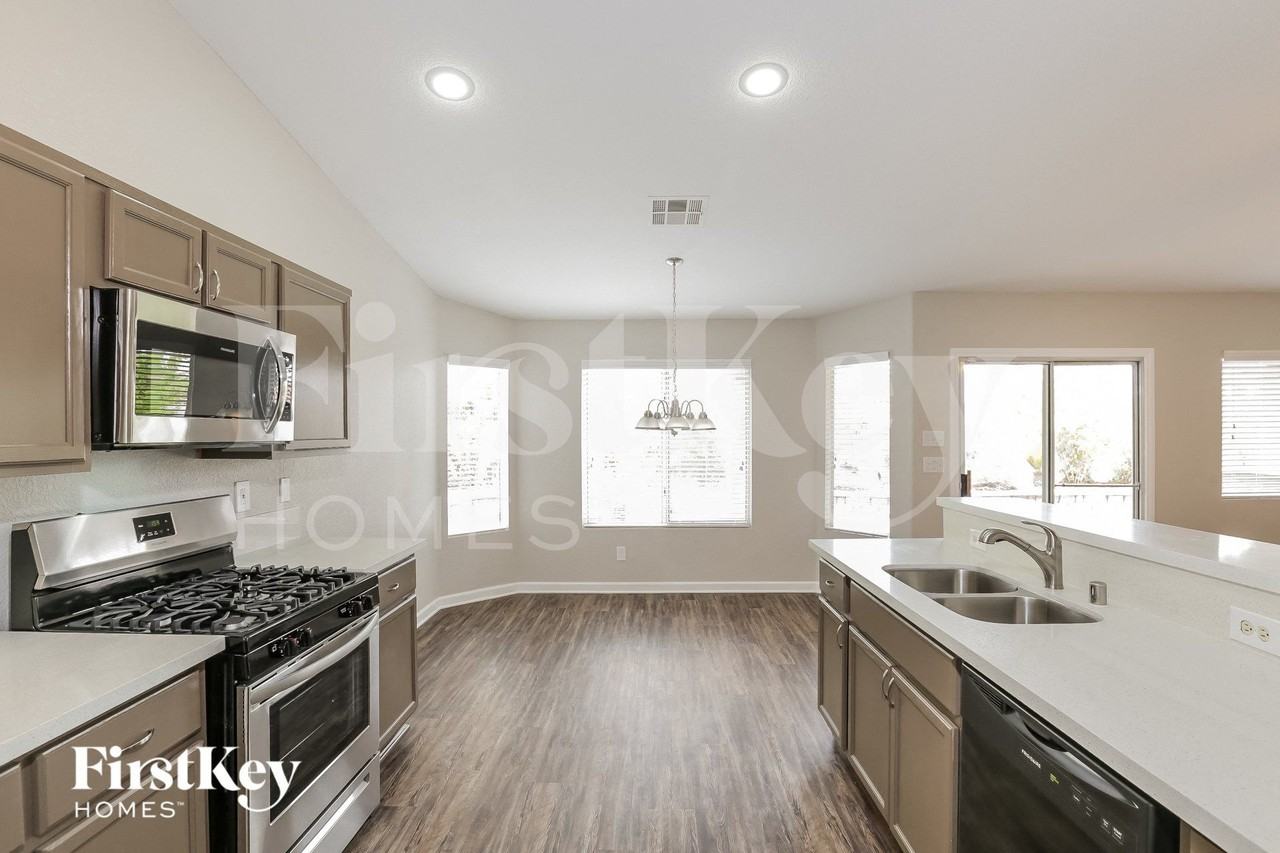 1066 Oak Shade Ln - Photo 7 of 15