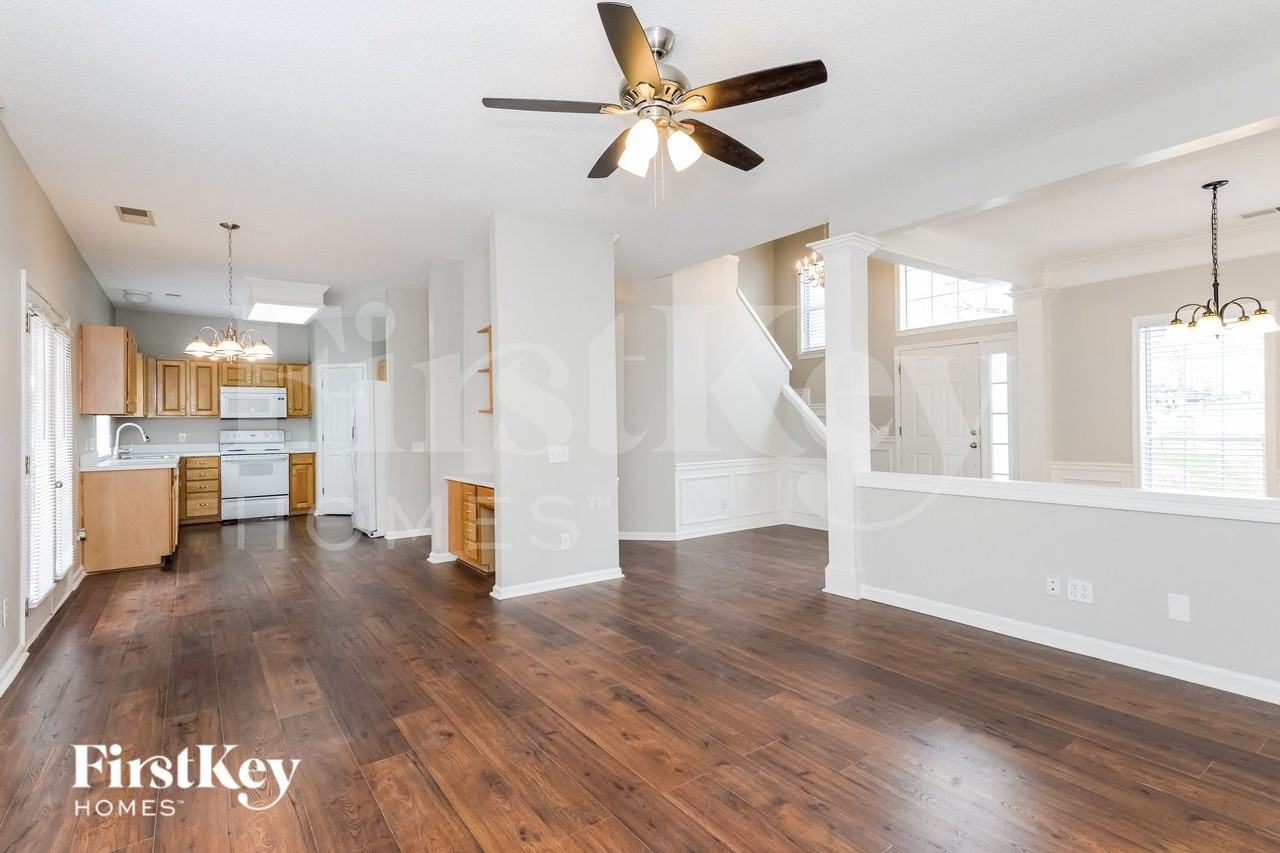 11330 Wagonford Ln - Photo 4 of 15