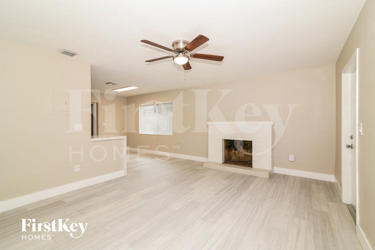 1241 Nw 7th Ave - Photo 4 of 15