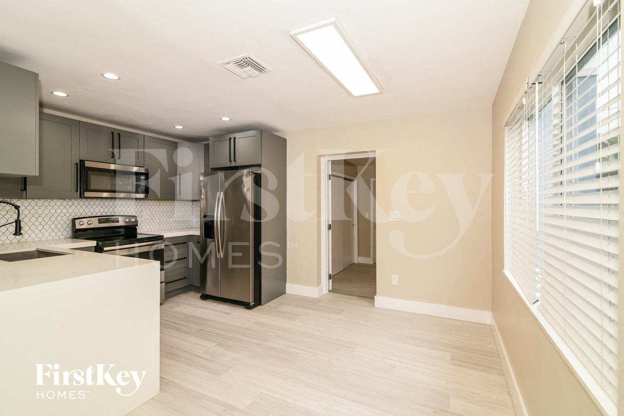 1241 Nw 7th Ave - Photo 6 of 15