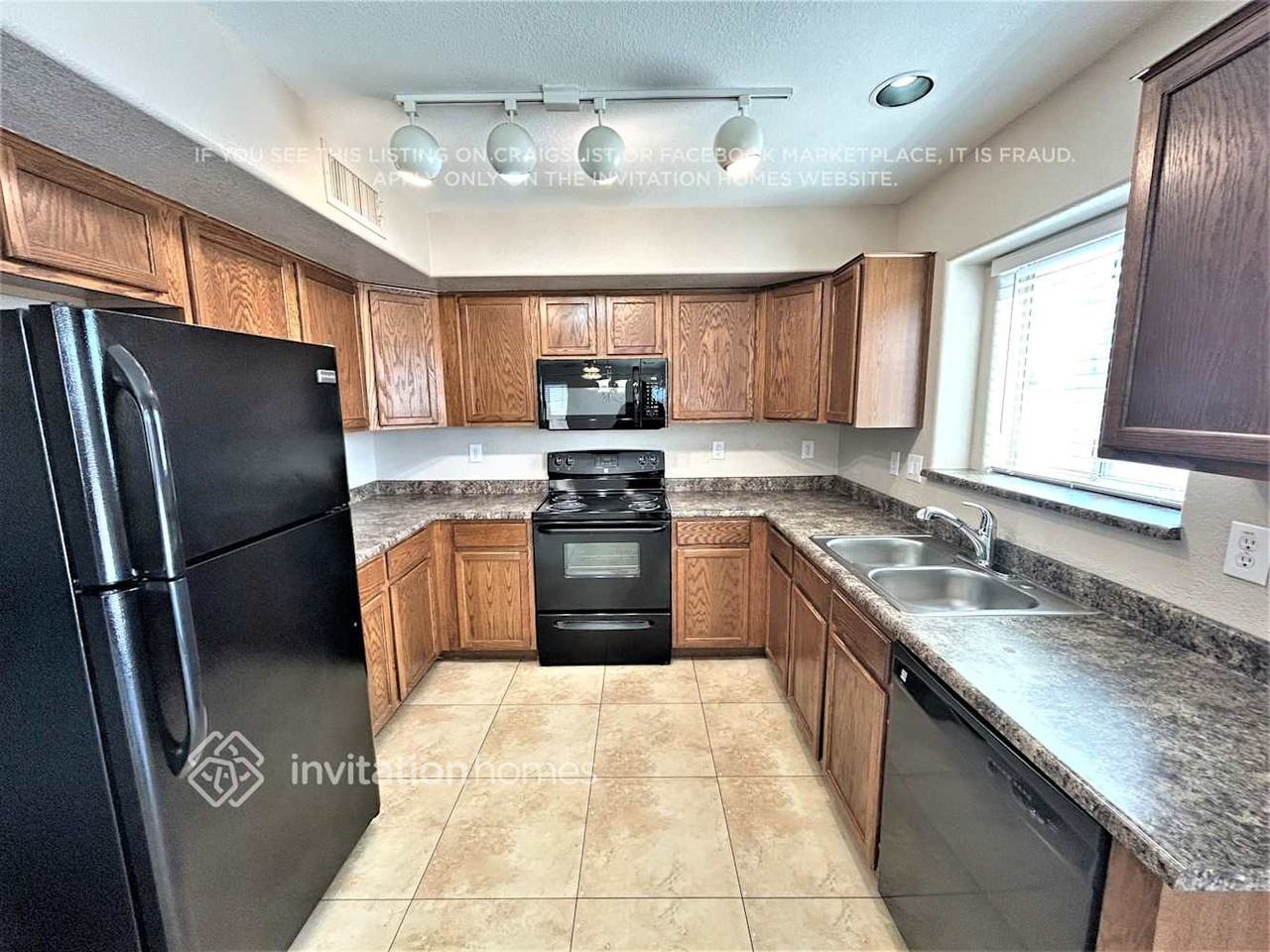 16585 W Latham St - Photo 5 of 17